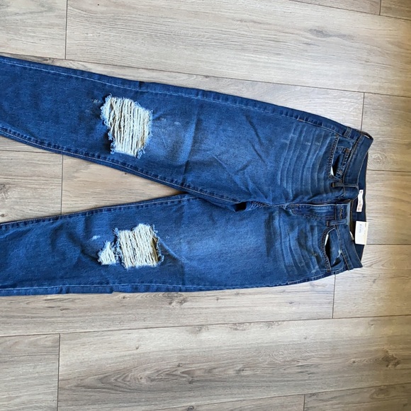 Distressed Mom jeans - Picture 2 of 5